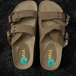 Mia sandal size 8